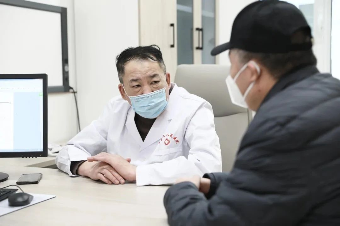 患者如潮，就診場(chǎng)面火爆！市二院著名專家診區(qū)百余位專家陸續(xù)來(lái)院出診(圖4)