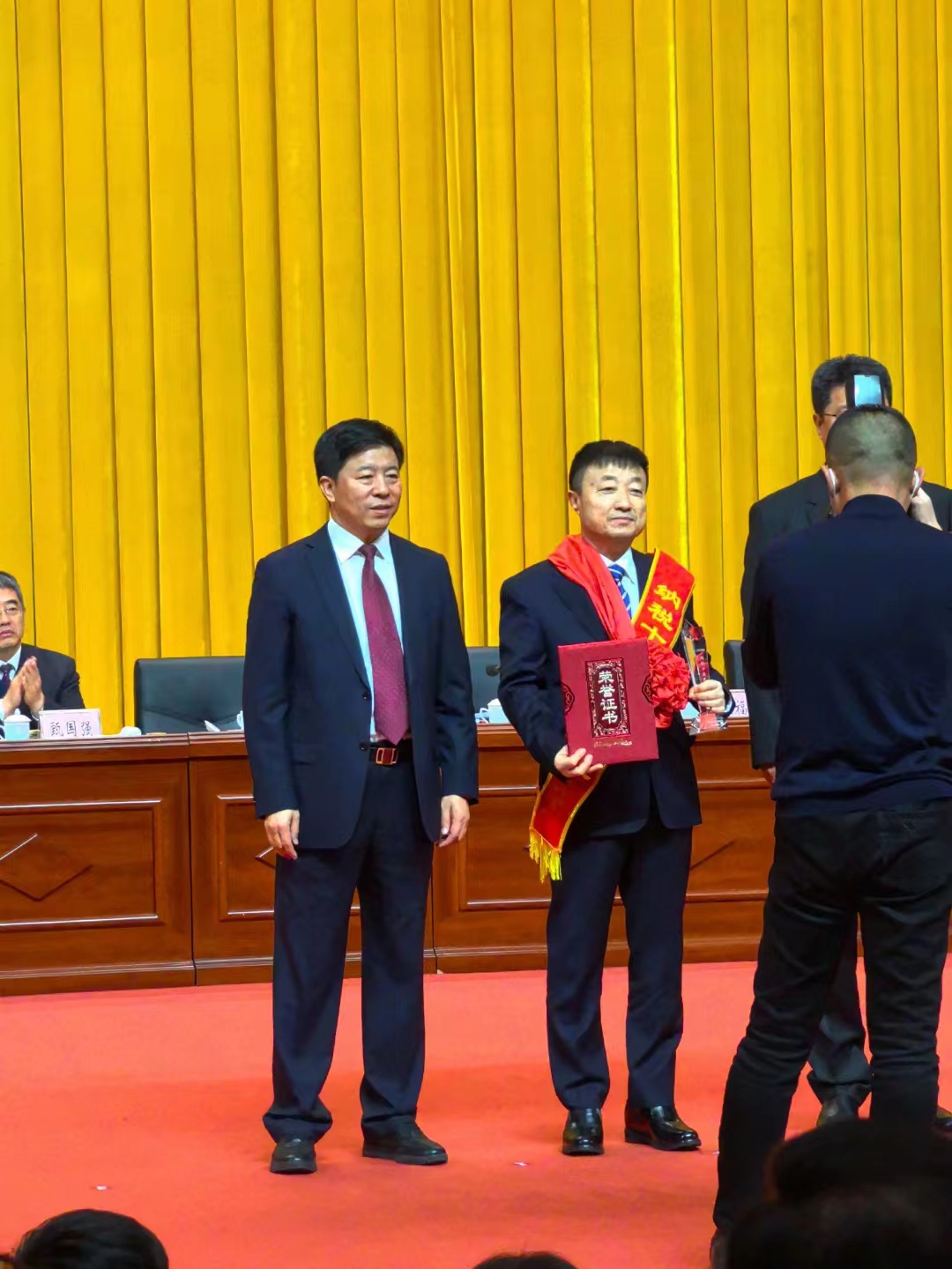 《全市民營經濟大會》暨2023年度民營企業納稅十強表彰大會在葫蘆島市文化宮隆重召開，董事長趙立君先生代表集團上臺領獎(圖4)