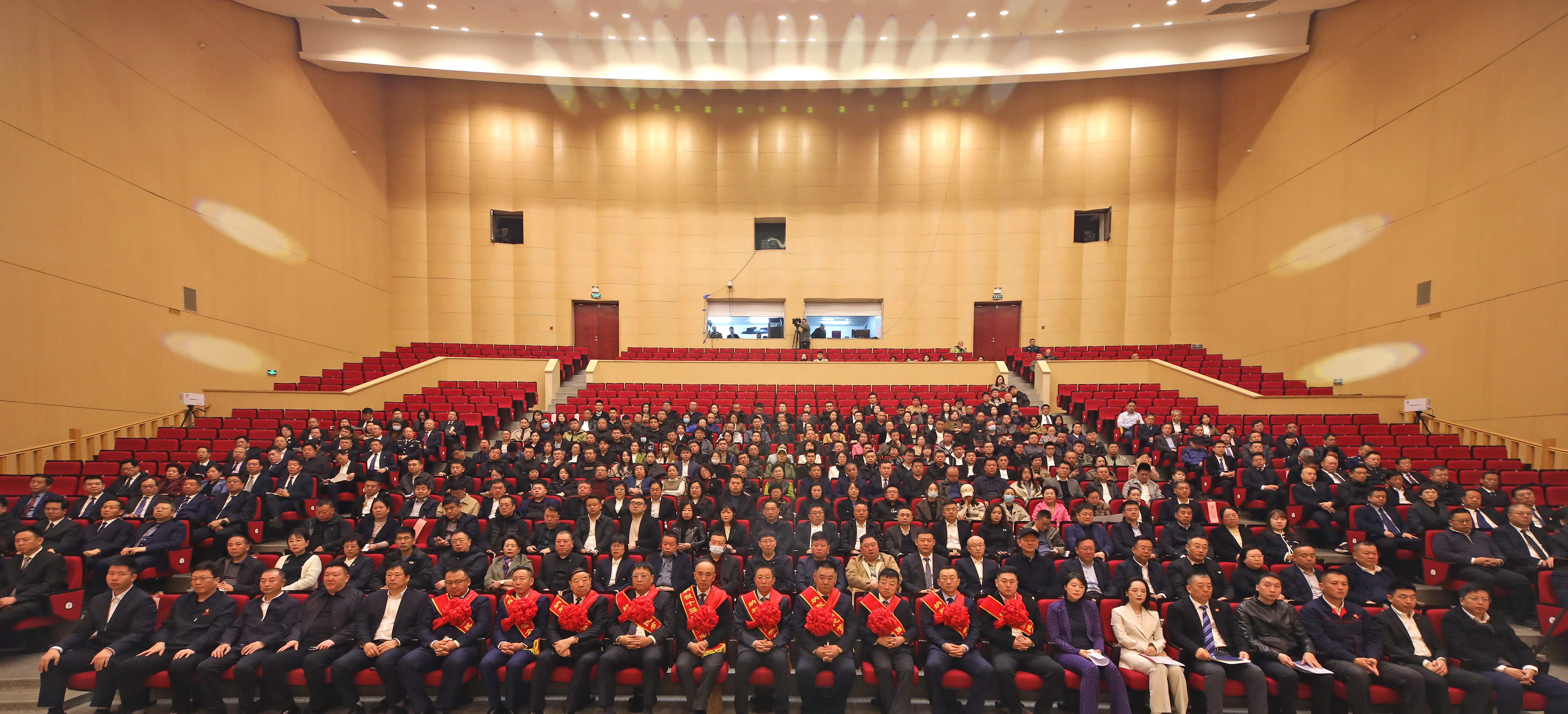 正業集團再登納稅十強榜！董事長趙立君出席全市民營經濟大會接受表彰(圖4)